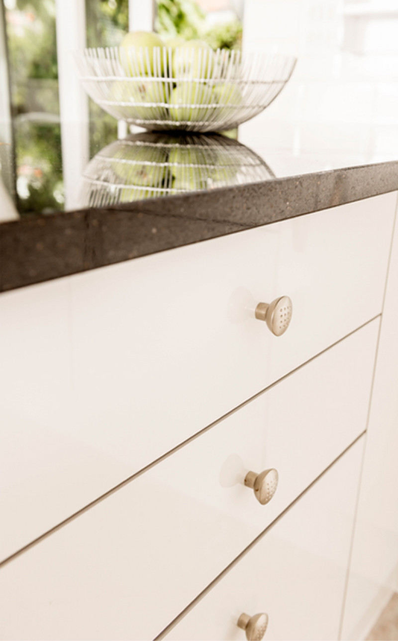 cream kitchen drawers with chrome handle knobs