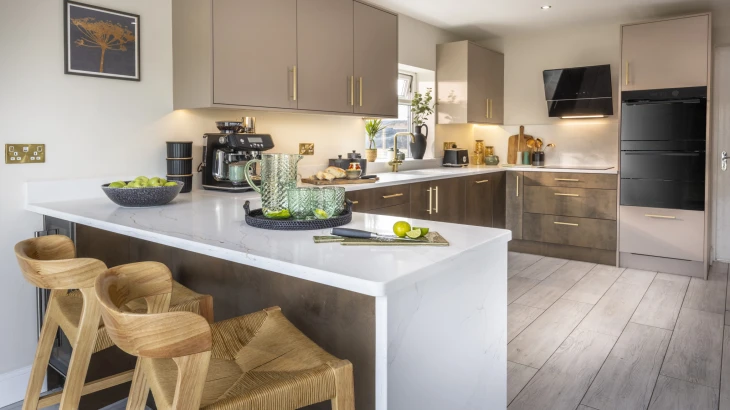 Kitchen with breakfast bar