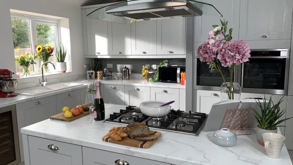 white quartz kitchen worktop