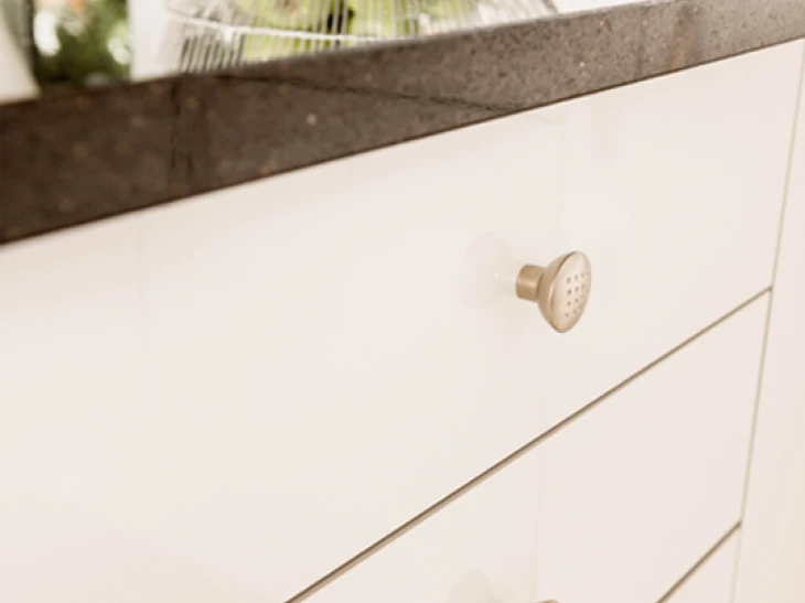 cream kitchen drawers with chrome handle knobs