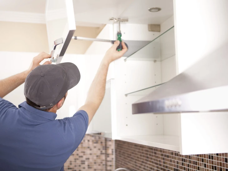 kitchen fitter assembling kitchen door
