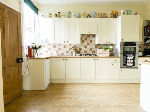 chatsworth range cream kitchen doors with wooden worktop