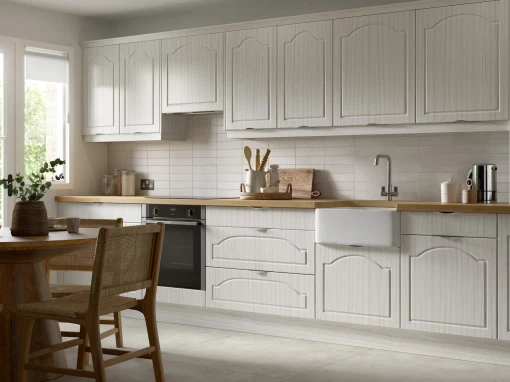 Venice in Hacienda White with European Oak worktop